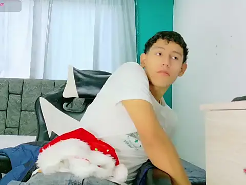 FelipeGonzalezz online show from December 18, 2025, 12:31 pm