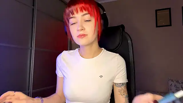 EmilySkyline online show from December 5, 2025, 7:07 am