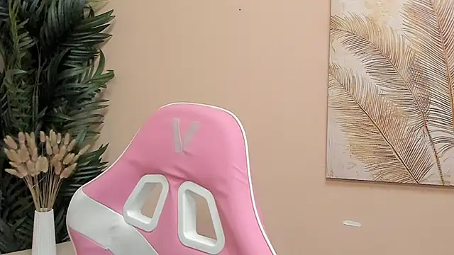 TawnyOkane online show from November 13, 2025, 9:46 am