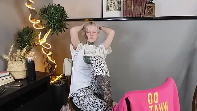 Snapshot of IsauraGarratt chatting on November 15, 2025, 12:42 pm IsauraGarratt online show from November 15, 2025, 12:42 pm