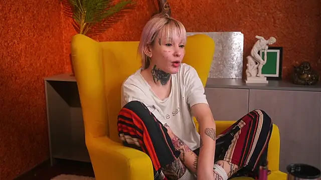 Snapshot of IsauraGarratt chatting on November 14, 2025, 11:03 am IsauraGarratt online show from November 14, 2025, 11:03 am