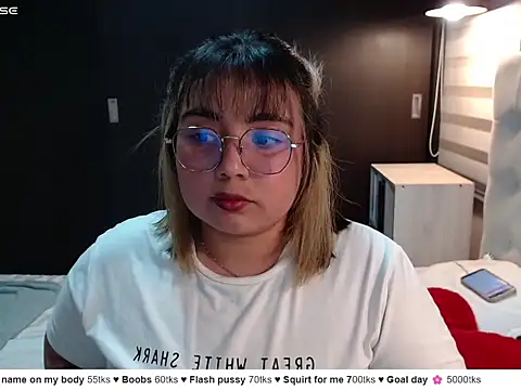 Snapshot of YiniBelle chatting on March 12, 2026, 3:45 am YiniBelle online show from March 12, 2026, 3:45 am