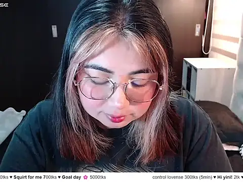 Snapshot of YiniBelle chatting on April 17, 2026, 2:47 am YiniBelle online show from April 17, 2026, 2:47 am
