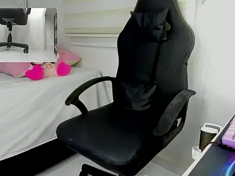 goddess of bitches online show from February 19, 2026, 5:04 am