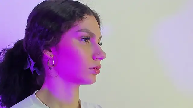 cloee20  online show from December 18, 2025, 2:38 am