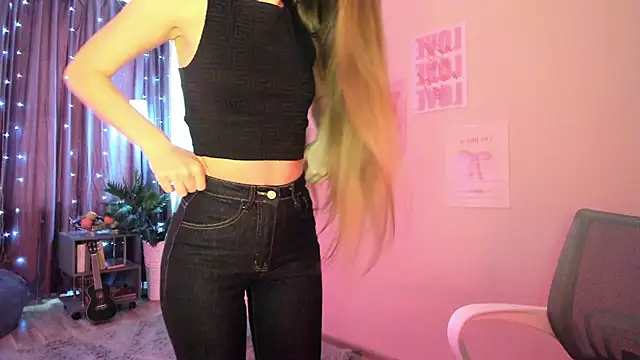 Aurora Glow21 online show from March 18, 2026, 12:19 pm