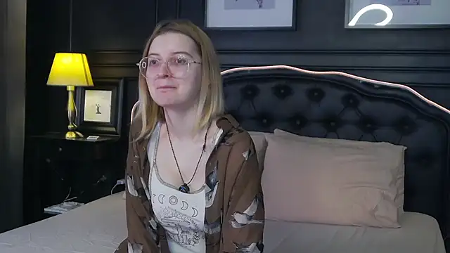 Snapshot of LindaGrant chatting on November 13, 2025, 8:13 pm LindaGrant online show from November 13, 2025, 8:13 pm