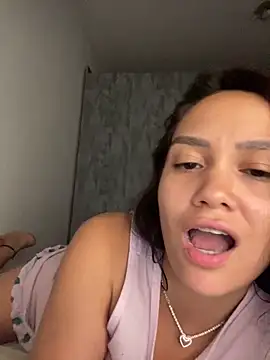 Snapshot of carolsapequinha chatting on February 10, 2026, 2:43 am carolsapequinha online show from February 10, 2026, 2:43 am