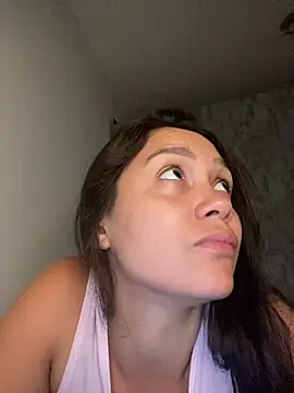 Snapshot of carolsapequinha chatting on February 16, 2026, 11:02 pm carolsapequinha online show from February 16, 2026, 11:02 pm