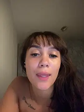 Snapshot of carolsapequinha chatting on April 23, 2026, 12:50 am carolsapequinha online show from April 23, 2026, 12:50 am