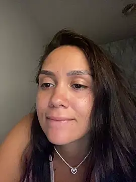 Snapshot of carolsapequinha chatting on February 12, 2026, 1:05 am carolsapequinha online show from February 12, 2026, 1:05 am