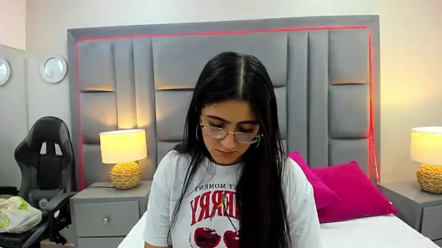 LuisaFranco online show from December 3, 2025, 3:40 am