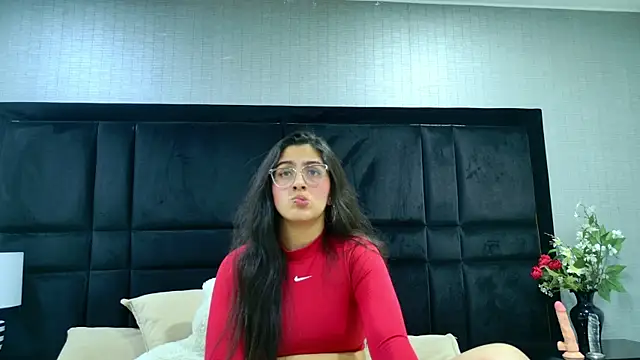 LuisaFranco online show from December 5, 2025, 4:00 am