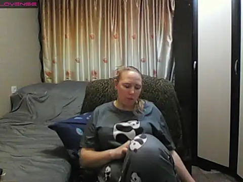 Snapshot of JenniDeep chatting on April 21, 2026, 3:29 pm JenniDeep online show from April 21, 2026, 3:29 pm