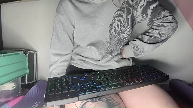 Snapshot of secretcouple_00 chatting on January 13, 2026, 9:08 pm secretcouple 00 online show from January 13, 2026, 9:08 pm