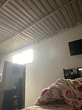 julianlondo111 online show from December 5, 2025, 1:43 pm