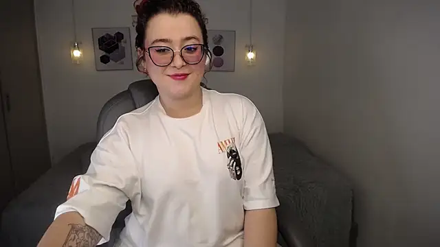 selene rouse  online show from April 7, 2026, 11:28 pm