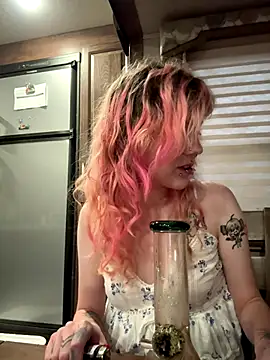 Snapshot of needlefaceUwU chatting on November 15, 2025, 12:47 am needlefaceUwU online show from November 15, 2025, 12:47 am