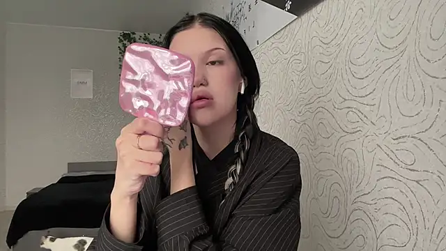 JuliaElse online show from November 18, 2025, 10:07 am