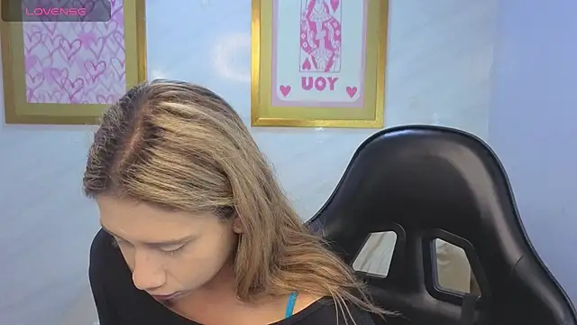 Snapshot of Evy_Luxx_v chatting on April 23, 2026, 3:35 am Evy Luxx v online show from April 23, 2026, 3:35 am