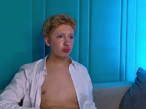 Snapshot of LucasFinister chatting on November 17, 2025, 6:23 pm LucasFinister online show from November 17, 2025, 6:23 pm