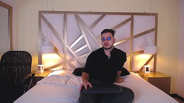 Ethan Greys online show from December 3, 2025, 4:13 am