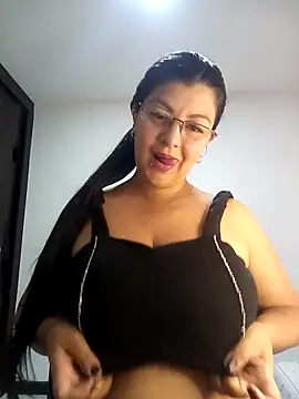 CelesteAlvarez1989 online show from May 13, 2026, 5:09 pm