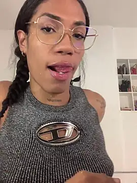  Larabbitxx online show from April 23, 2026, 5:25 pm