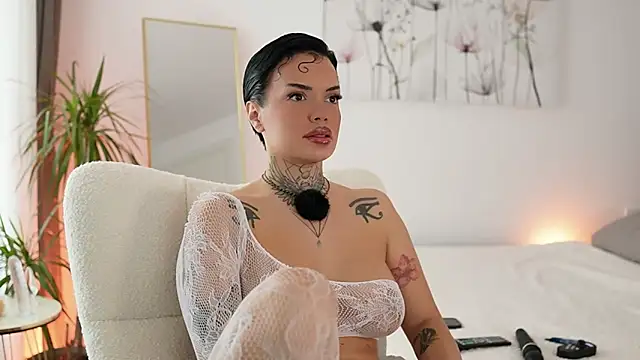 Snapshot of BriannaXmoon chatting on December 1, 2025, 11:33 am BriannaXmoon online show from December 1, 2025, 11:33 am