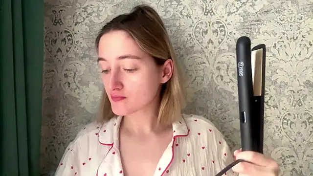 Emily lyy online show from December 19, 2025, 7:11 am