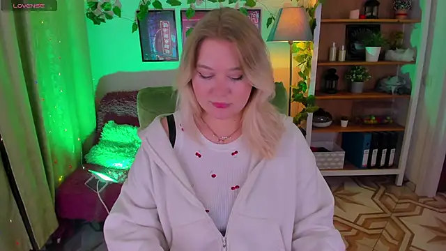 Snapshot of LouiseMous chatting on November 30, 2025, 10:32 pm LouiseMous online show from November 30, 2025, 10:32 pm