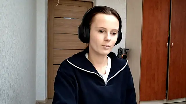 LouiseMarengo online show from November 29, 2025, 12:16 pm