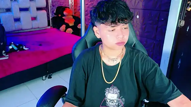 Snapshot of lunabustygirl chatting on February 3, 2026, 4:32 am lunabustygirl online show from February 3, 2026, 4:32 am