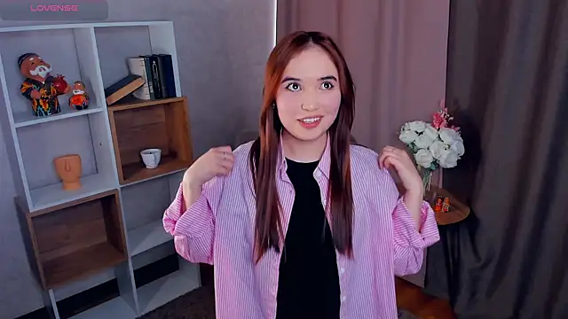 BetseyLaszlo online show from November 18, 2025, 7:33 am