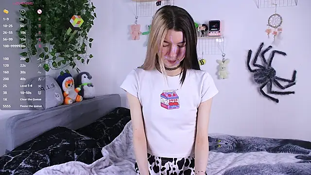 Snapshot of Emmie_shy chatting on December 17, 2025, 12:54 pm Emmie shy online show from December 17, 2025, 12:54 pm