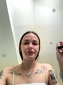 Snapshot of EmmyyMoore chatting on November 17, 2025, 5:11 am EmmyyMoore online show from November 17, 2025, 5:11 am