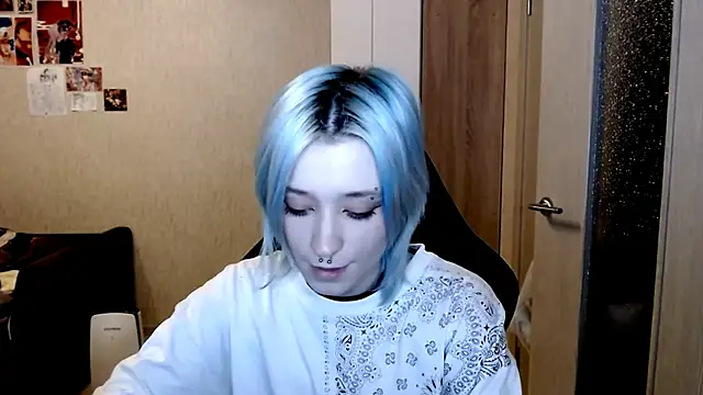 SophiaLur online show from November 18, 2025, 3:37 pm