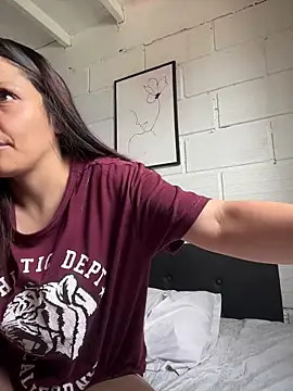 Snapshot of LaraDanverss chatting on November 28, 2025, 7:14 pm LaraDanverss online show from November 28, 2025, 7:14 pm