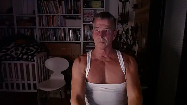 Snapshot of gymdaddypwrbtm chatting on November 28, 2025, 2:28 pm gymdaddypwrbtm online show from November 28, 2025, 2:28 pm