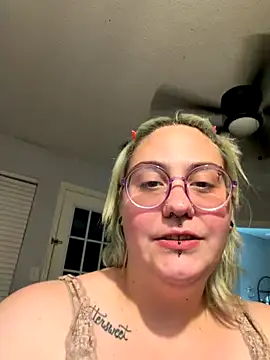 Snapshot of Qu3enB chatting on November 14, 2025, 11:30 pm Qu3enB online show from November 14, 2025, 11:30 pm