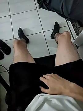 Snapshot of bnnzin chatting on November 17, 2025, 10:36 pm bnnzin online show from November 17, 2025, 10:36 pm