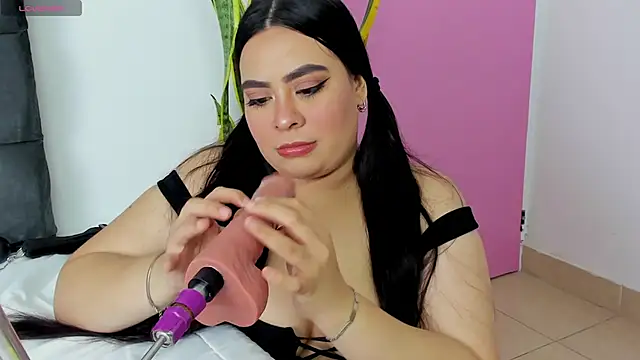 Monserrat J online show from November 28, 2025, 4:12 am