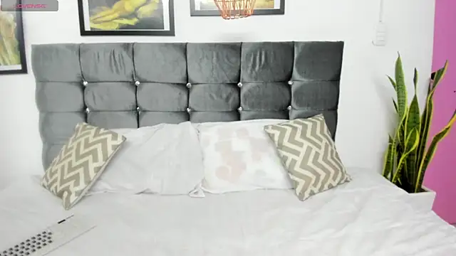 Monserrat J online show from November 27, 2025, 3:18 am