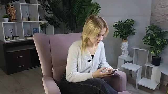 Snapshot of PhillisEsplin chatting on November 17, 2025, 9:02 am PhillisEsplin online show from November 17, 2025, 9:02 am