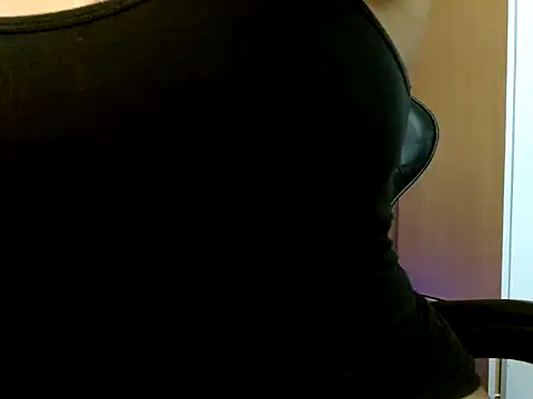 Snapshot of DiivaMarii chatting on November 17, 2025, 1:37 pm DiivaMarii online show from November 17, 2025, 1:37 pm