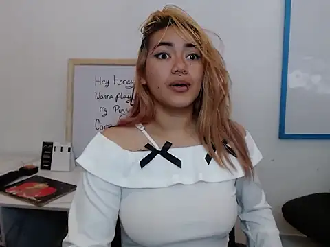 Snapshot of KloeeCavallier chatting on February 25, 2026, 5:13 pm KloeeCavallier online show from February 25, 2026, 5:13 pm