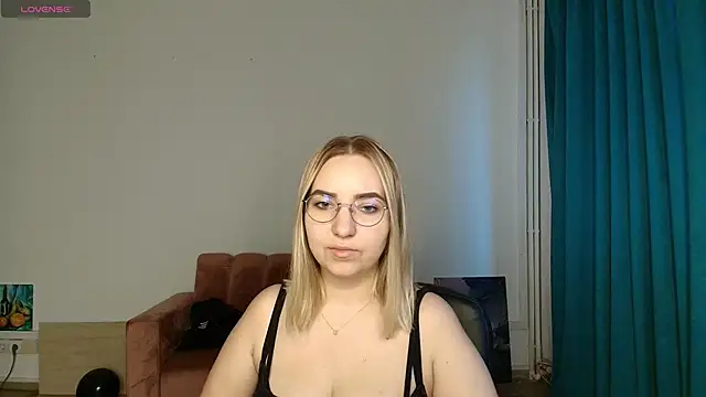 Snapshot of HillaryWong chatting on November 17, 2025, 6:50 am HillaryWong online show from November 17, 2025, 6:50 am