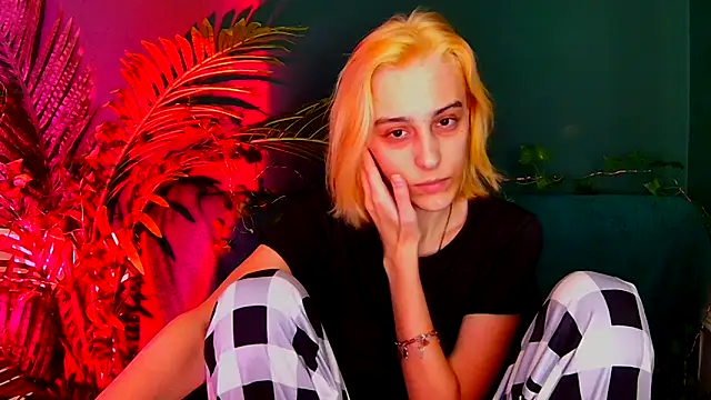 Snapshot of MiilaGlow chatting on December 19, 2025, 2:08 pm MiilaGlow online show from December 19, 2025, 2:08 pm