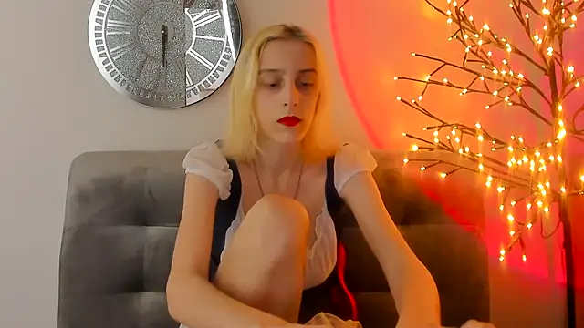 Snapshot of MiilaGlow chatting on February 14, 2026, 12:27 pm MiilaGlow online show from February 14, 2026, 12:27 pm