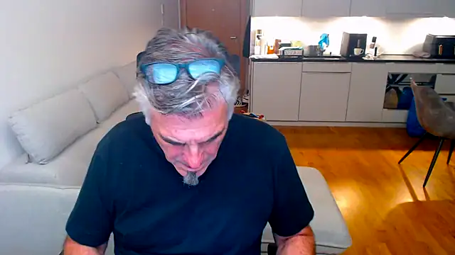 Buidapest online show from March 27, 2026, 10:33 pm